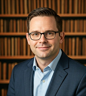 Portret pewnego siebie organizatora klubu gier planszowych, stojącego w profesjonalnym środowisku wewnętrznym.